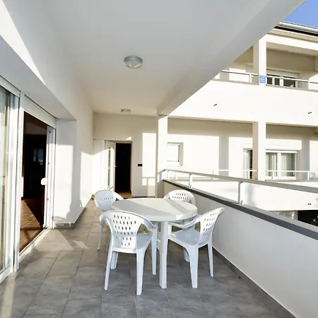 Vidikovac Dokoza 公寓